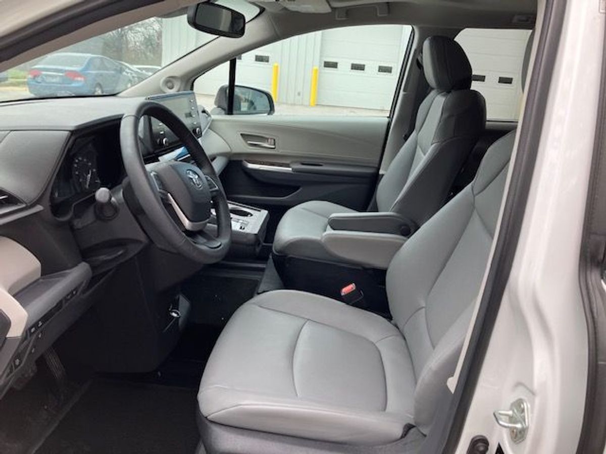 White Toyota Sienna image number 24