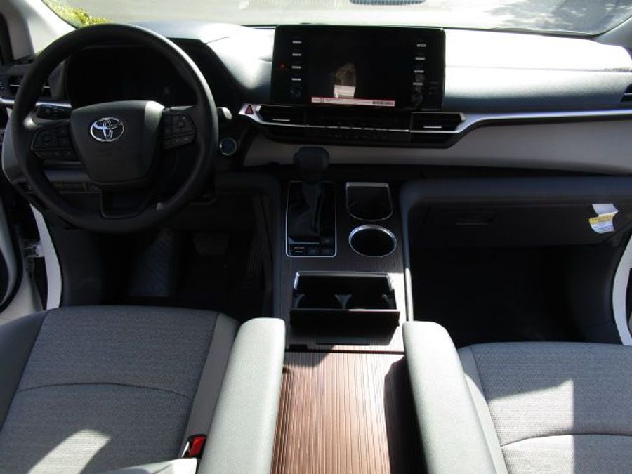 New 2025 Toyota Sienna Hybrid LE - Vantage Mobility Commercial Rear Entry Entry Fold Out Manual Ramp