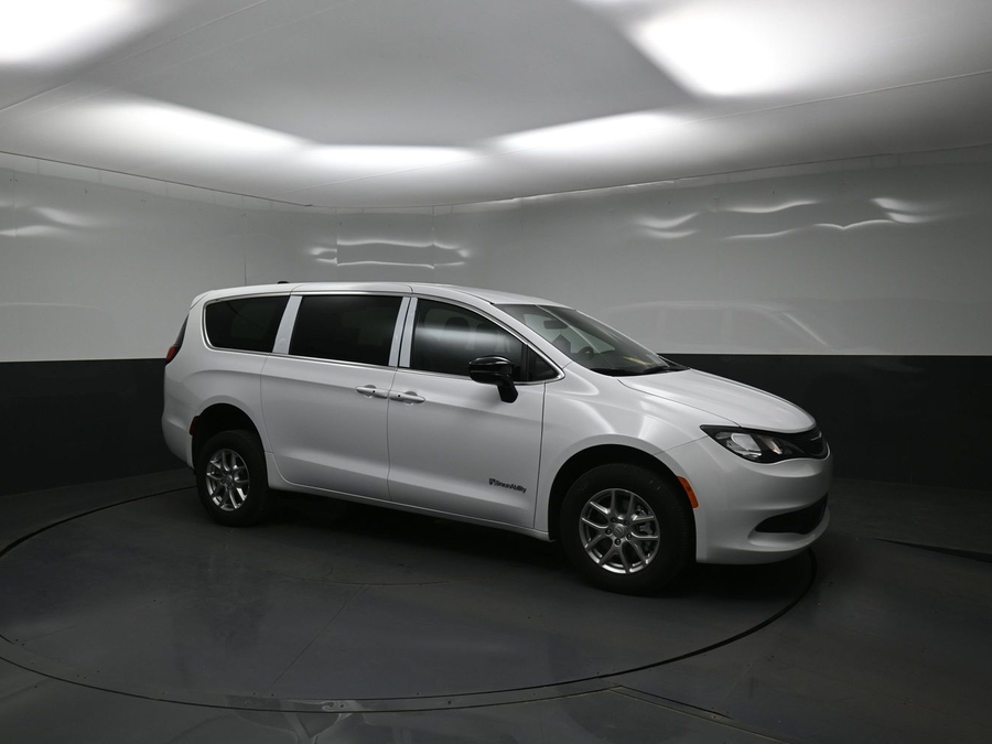 White Chrysler Voyager image number 16