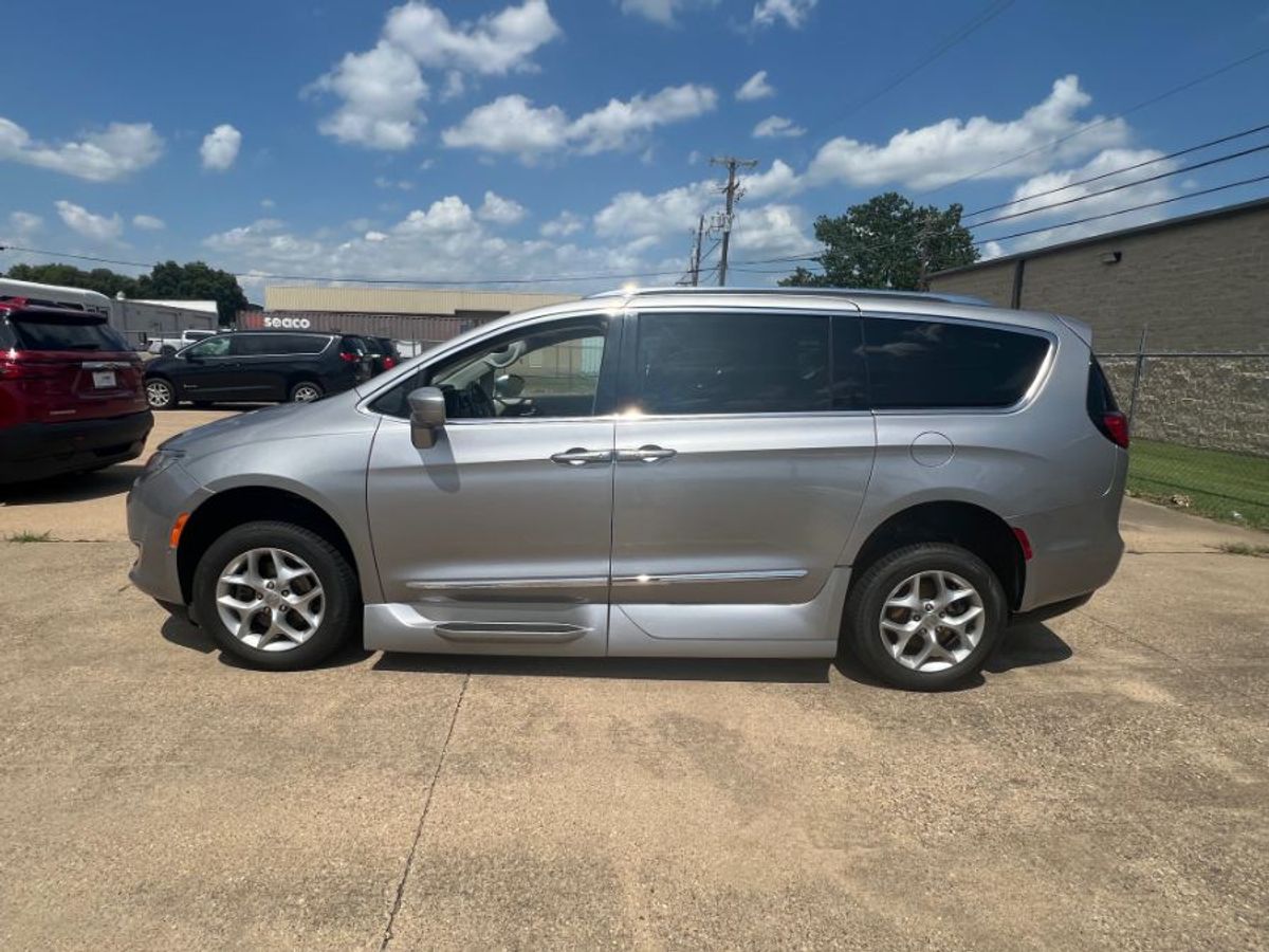 Silver Chrysler Pacifica image number 1