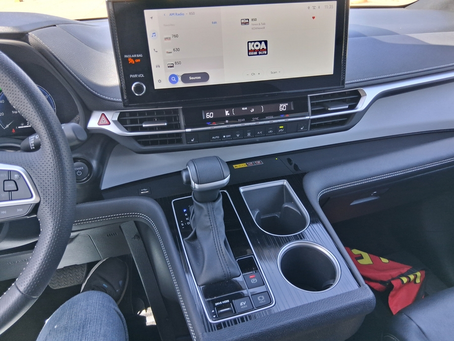 Blue Toyota Sienna image number 21