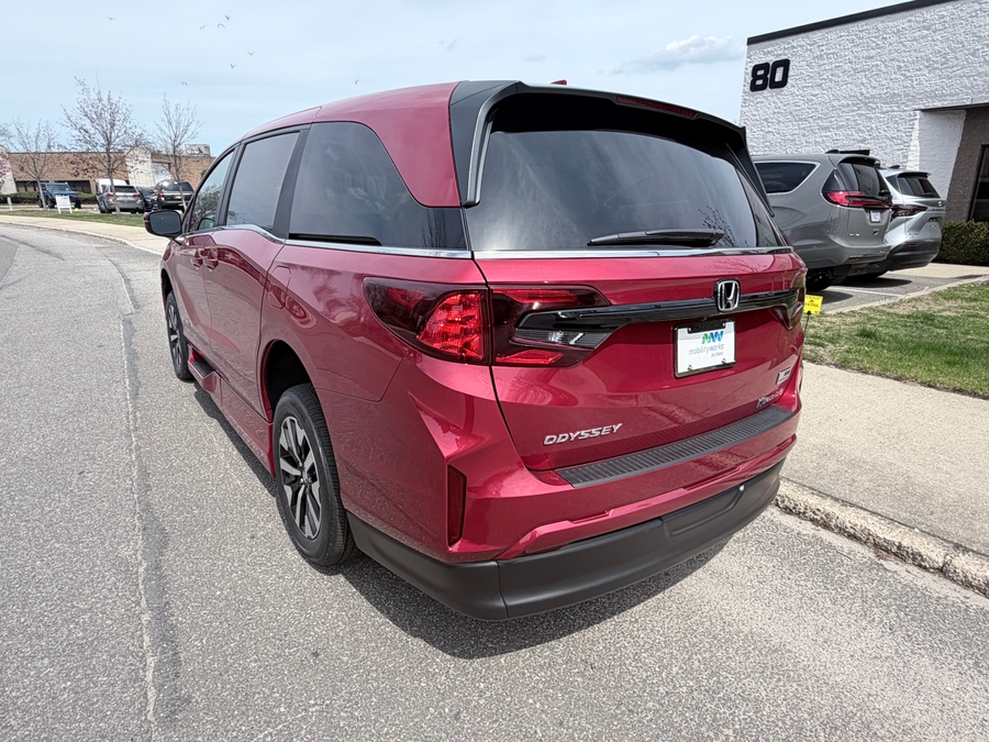 Red Honda Odyssey image number 6