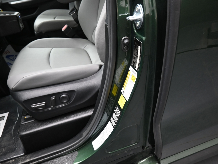 New 2026 Toyota Sienna Hybrid XLE Base - BraunAbility Side Entry Fold Out Automatic Ramp