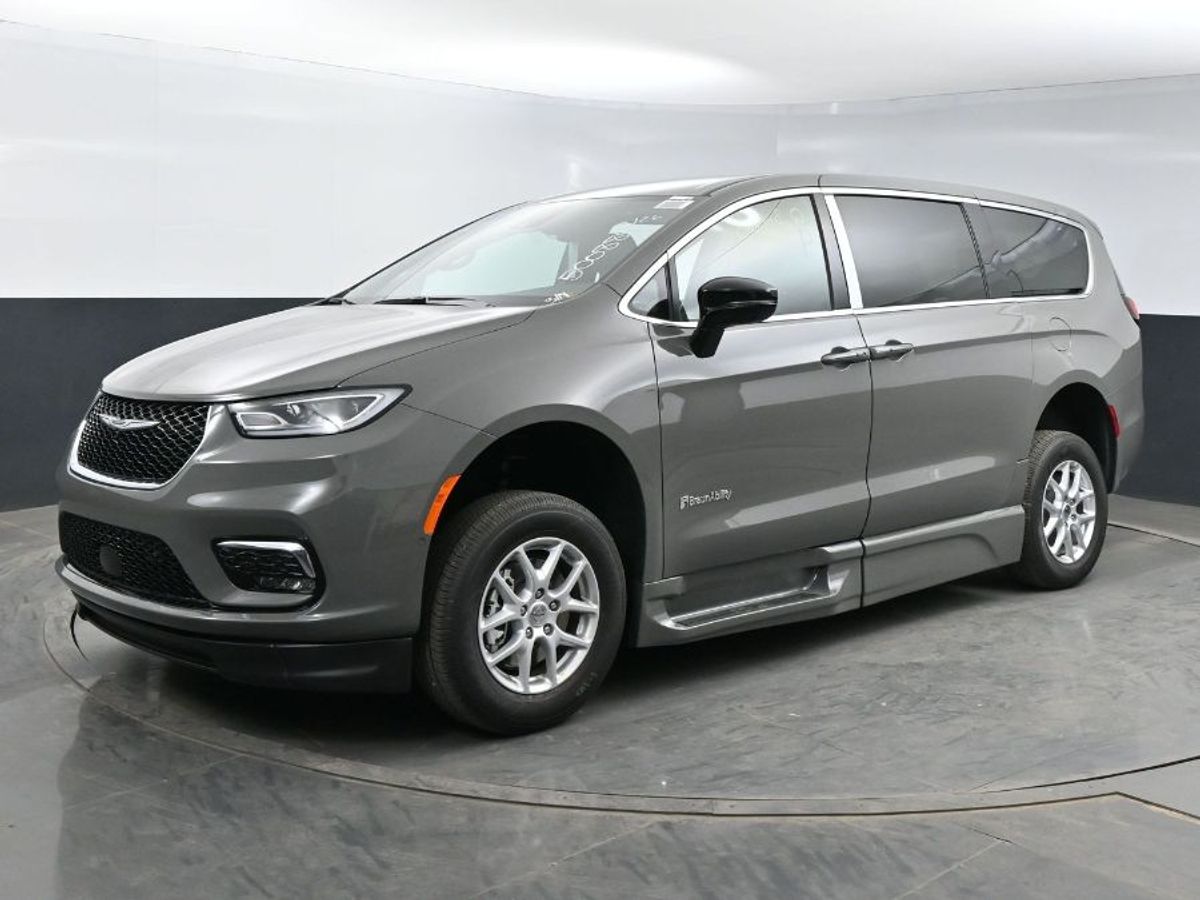 Grey Chrysler Pacifica image number 18