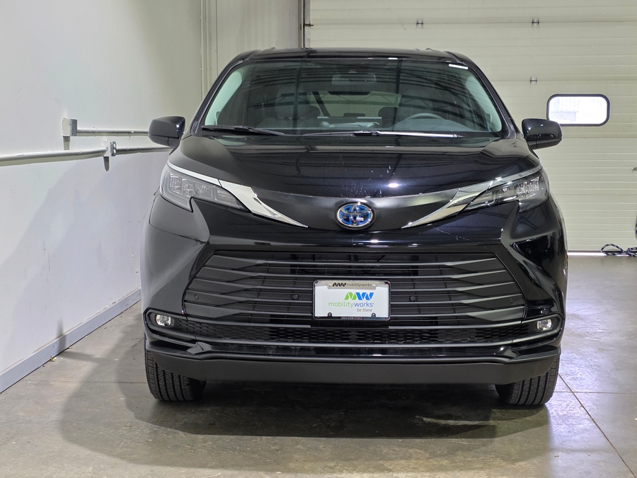 Black Toyota Sienna image number 32