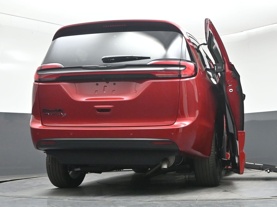 Red Chrysler Pacifica image number 19