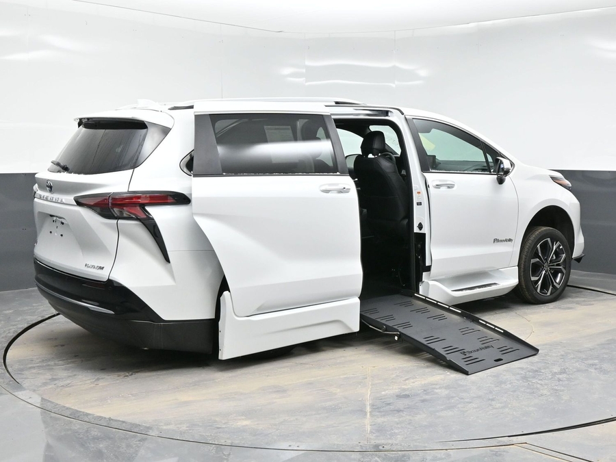 White Toyota Sienna image number 6