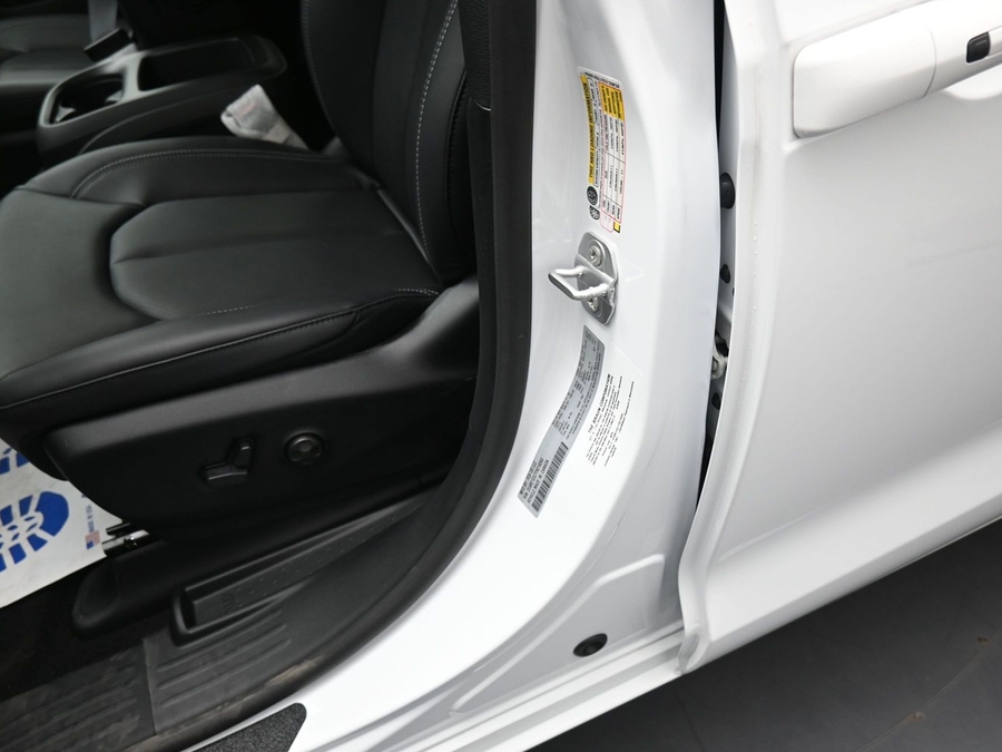 White Chrysler Voyager image number 15