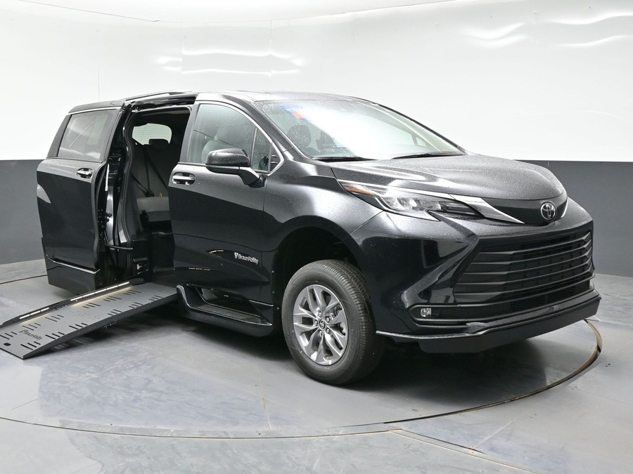 New 2026 Toyota Sienna Hybrid XLE Base - BraunAbility Side Entry Entry Fold Out Automatic Ramp