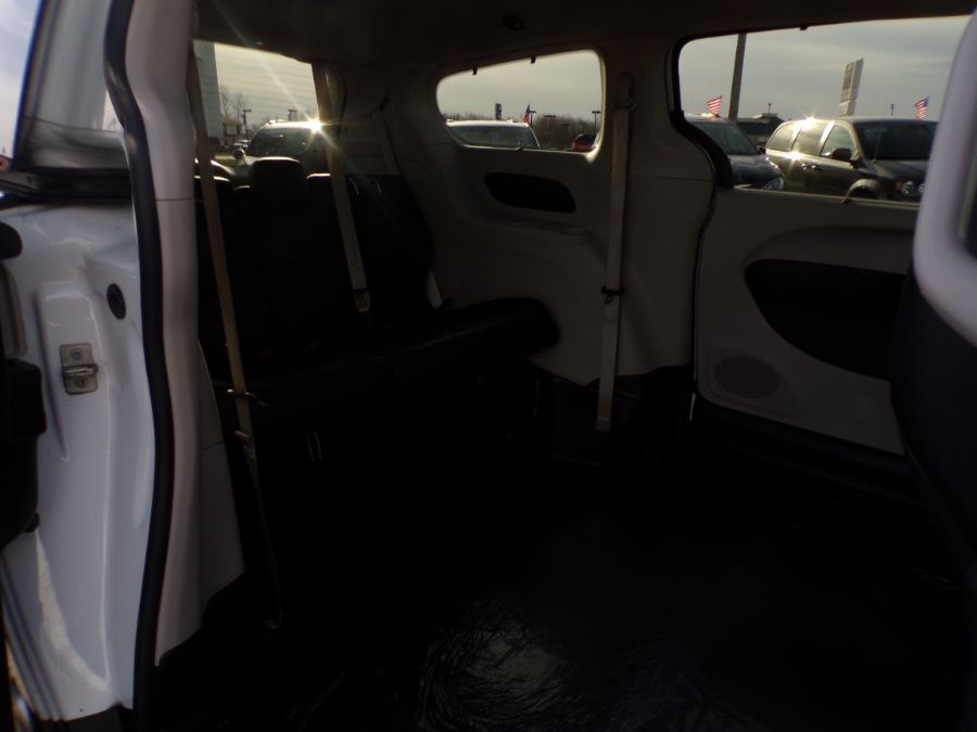 White Chrysler Pacifica image number 19