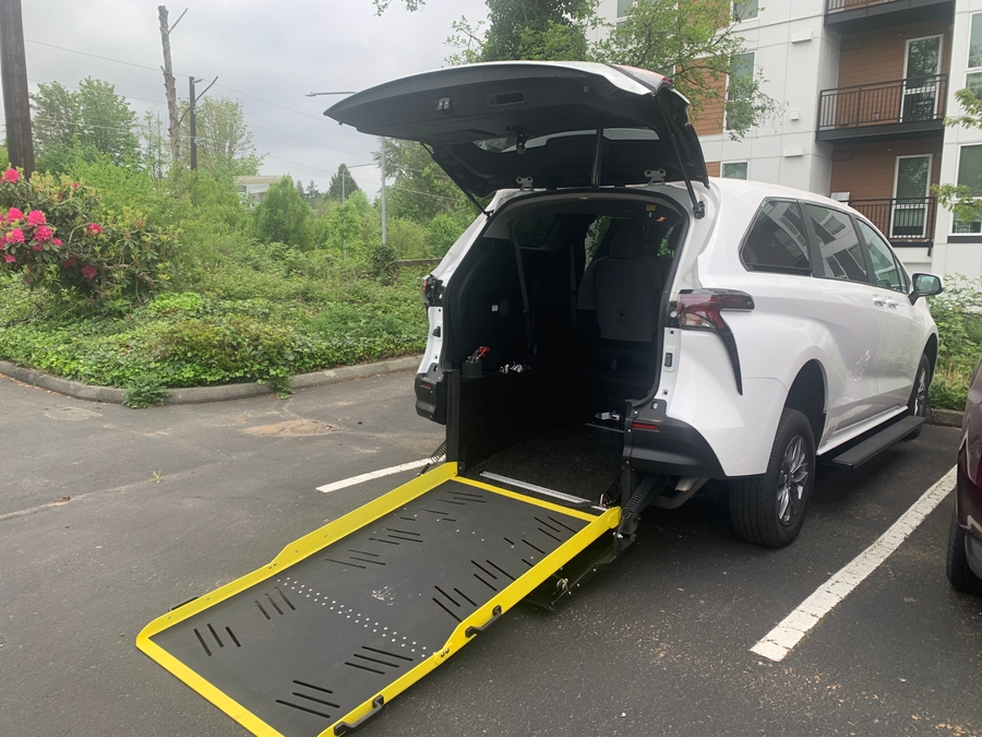 Used 2025 Toyota Sienna Hybrid LE - Vantage Mobility Rear Entry Entry Fold Out Manual Ramp