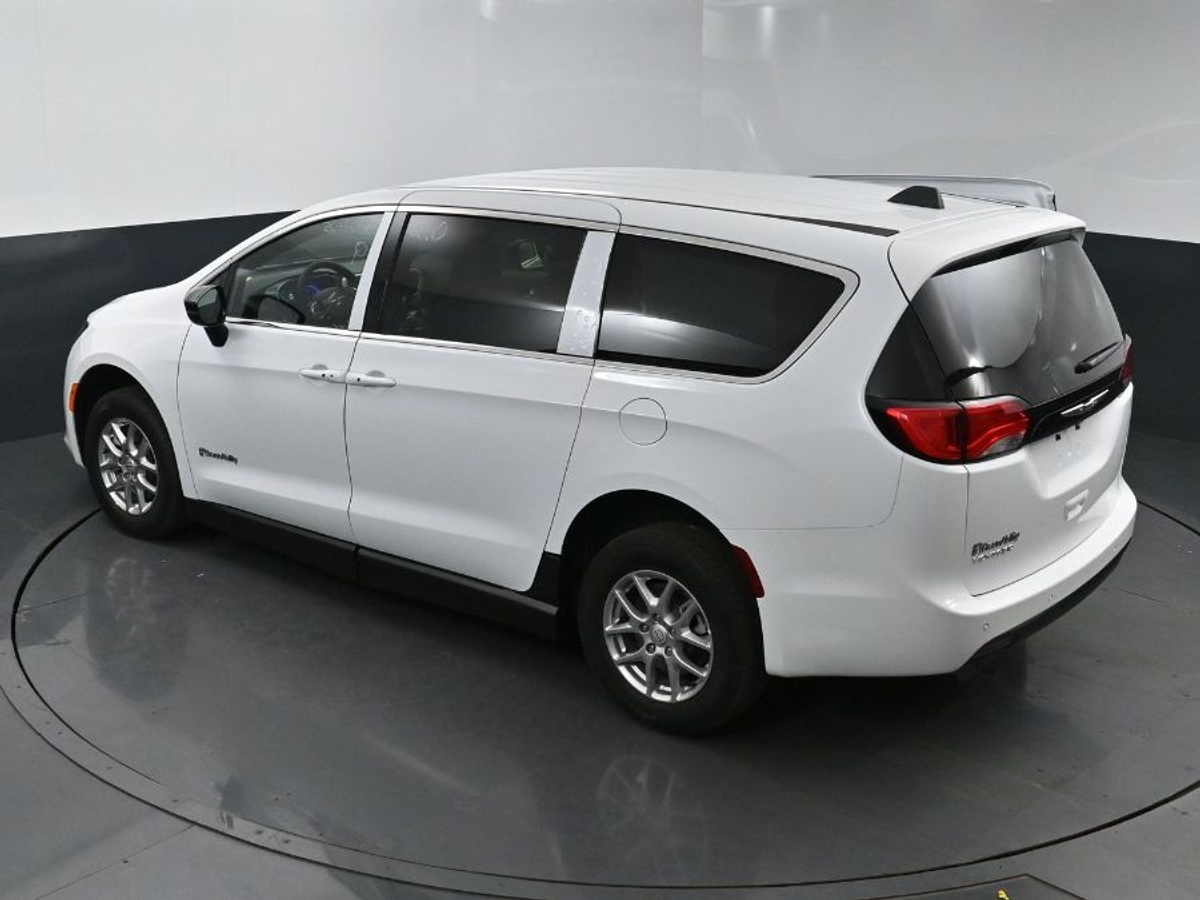 2025 CHRYSLER VOYAGER - Image 25