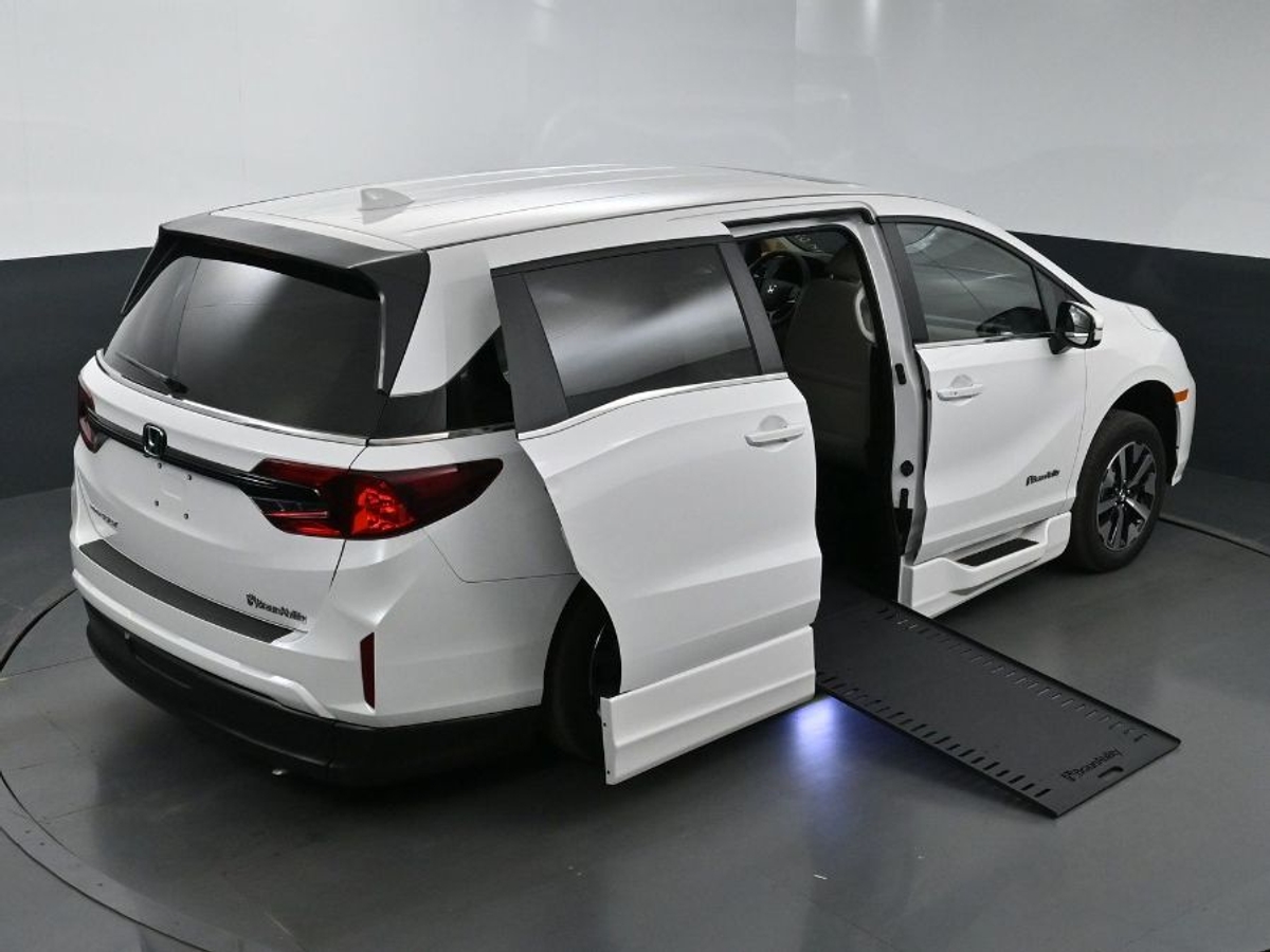 White Honda Odyssey image number 25