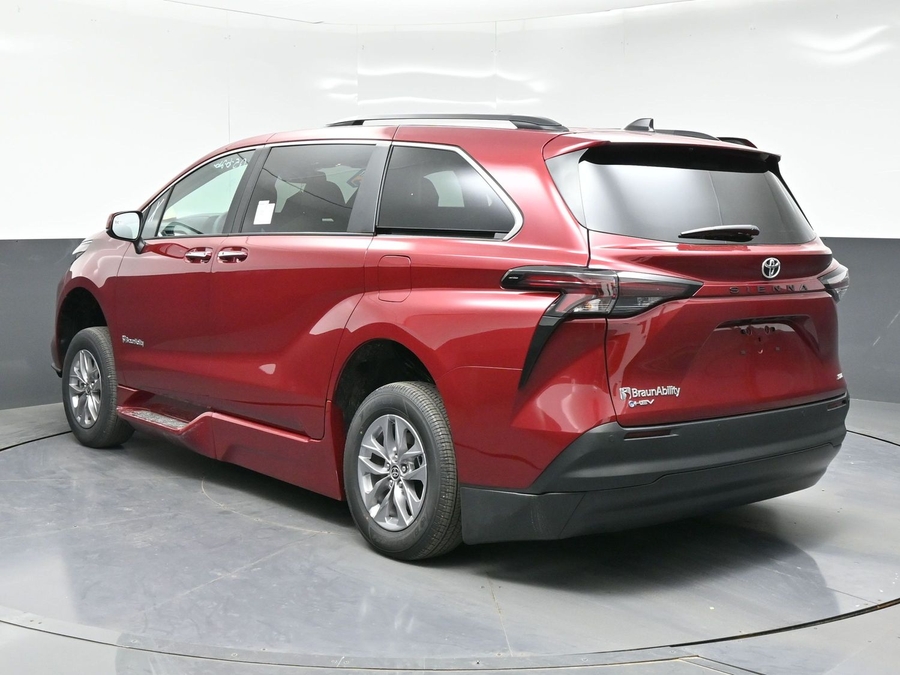 Red Toyota Sienna image number 9