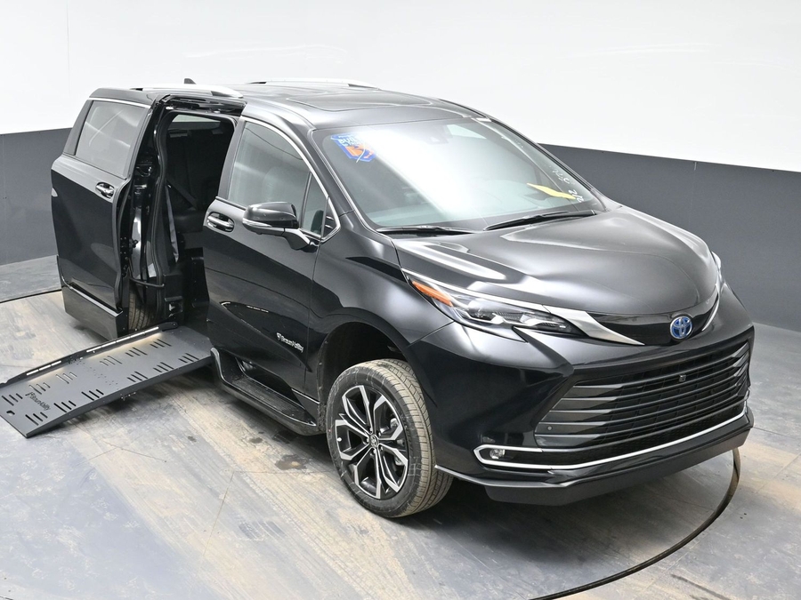 Black Toyota Sienna image number 22