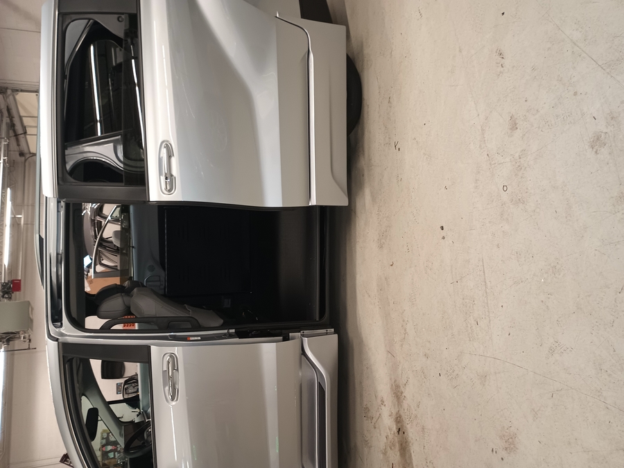 Silver Toyota Sienna image number 5