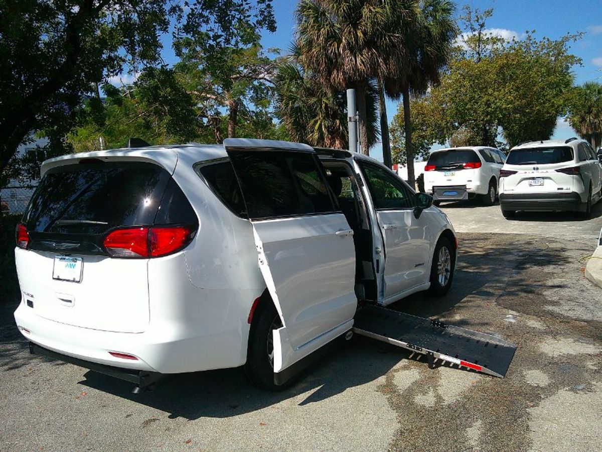 2024 CHRYSLER VOYAGER - Image 10