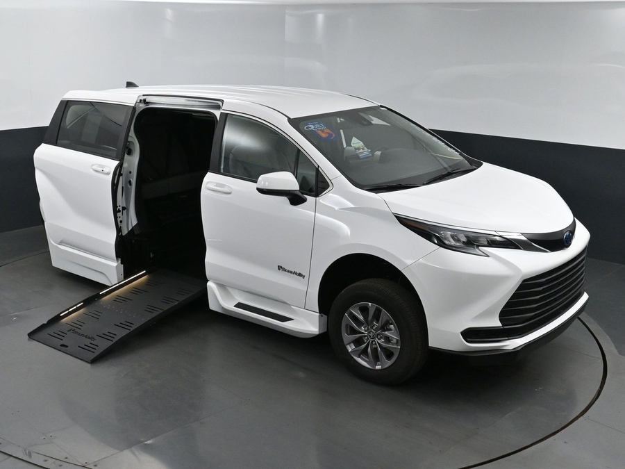 New 2025 Toyota Sienna Hybrid LE - BraunAbility Side Entry Entry Fold Out Automatic Ramp