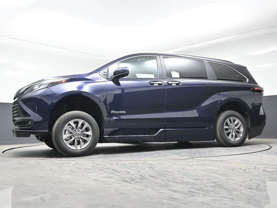 Blue Toyota Sienna image number 19