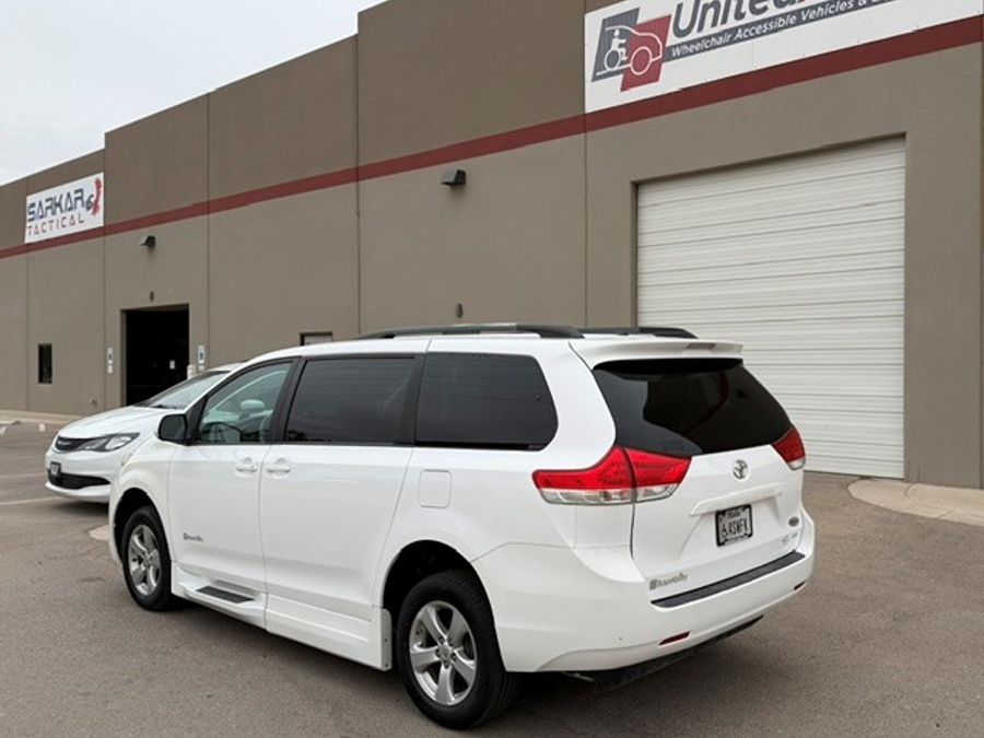 Used 2013 Toyota Sienna LE - BraunAbility Side Entry Entry Fold Out Automatic Ramp