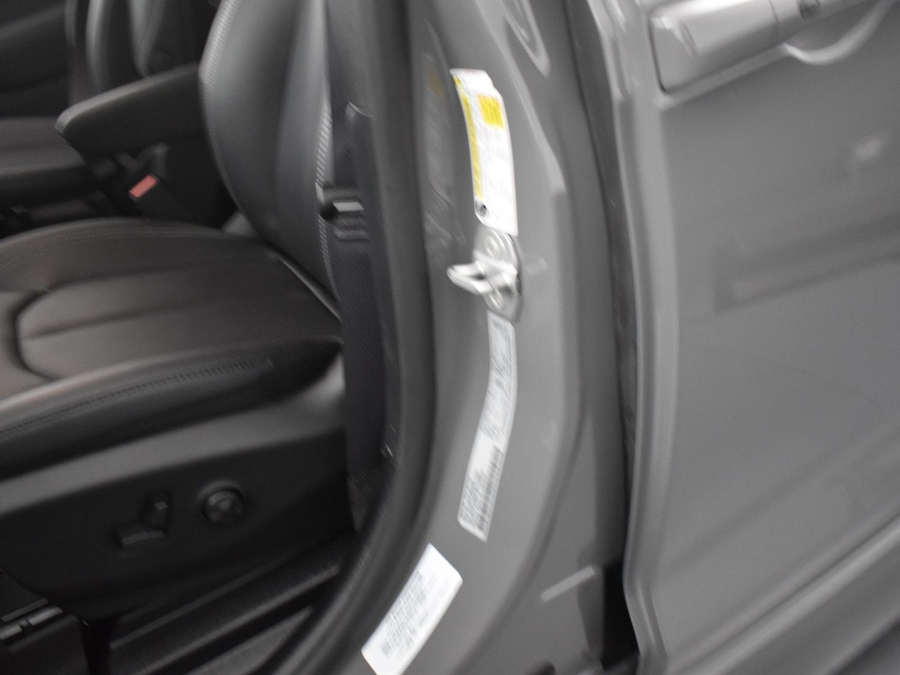 New 2025 Chrysler Pacifica Select Safety - BraunAbility Side Entry Entry Fold Out Automatic Ramp