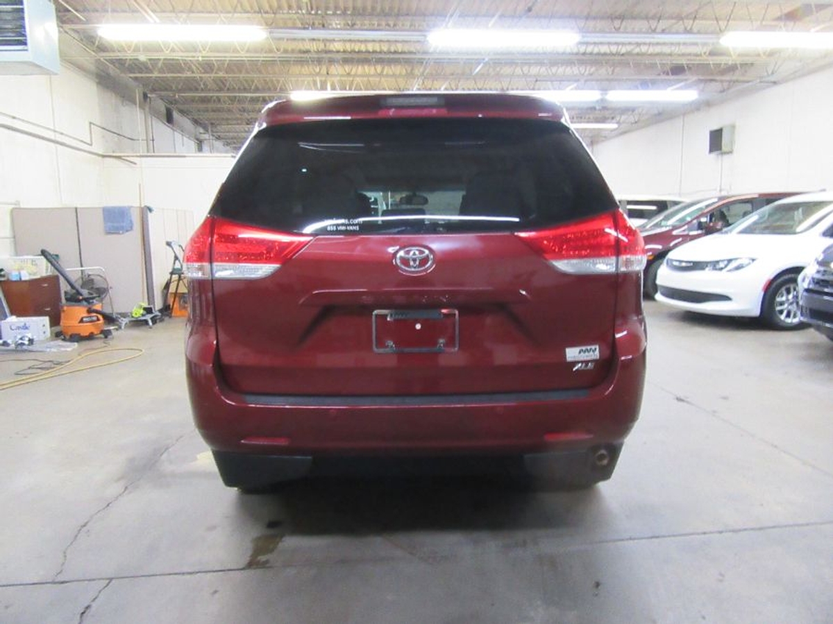 2014 TOYOTA SIENNA - Image 16