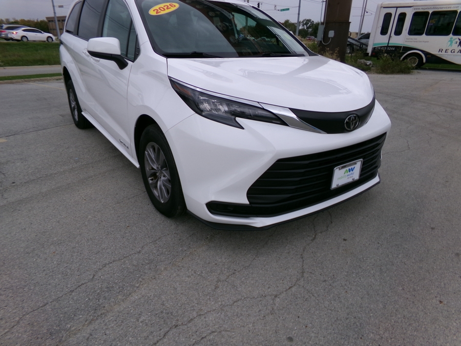 White Toyota Sienna image number 1