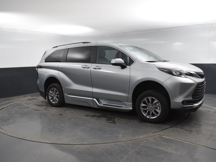 New 2025 Toyota Sienna Hybrid XLE Plus - BraunAbility Side Entry Entry Fold Out Automatic Ramp