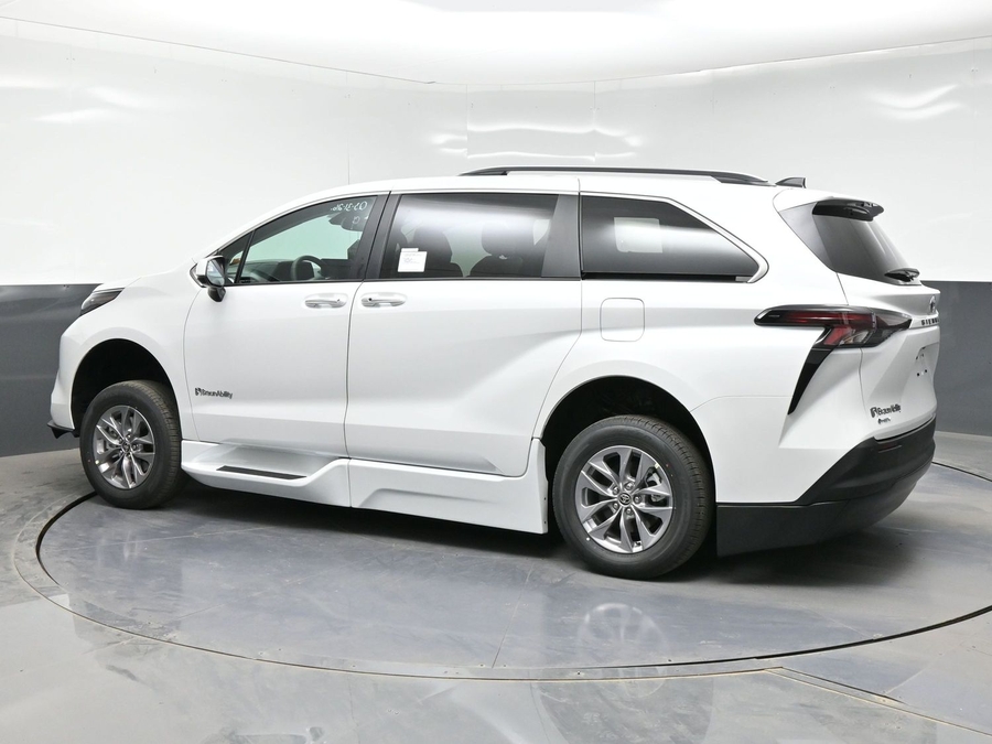 New 2026 Toyota Sienna Hybrid XLE Base - BraunAbility Side Entry Entry Fold Out Automatic Ramp