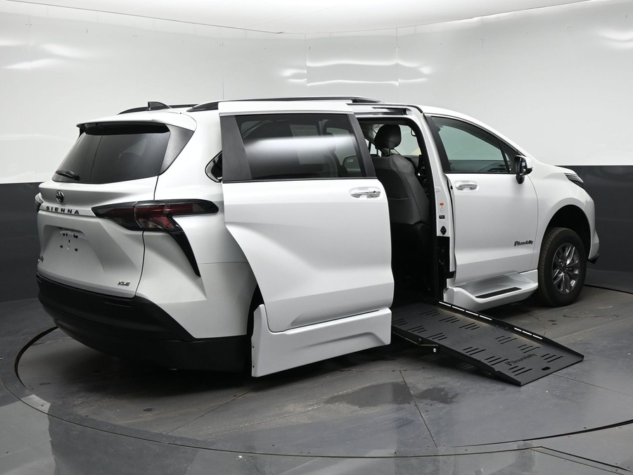 White Toyota Sienna image number 3