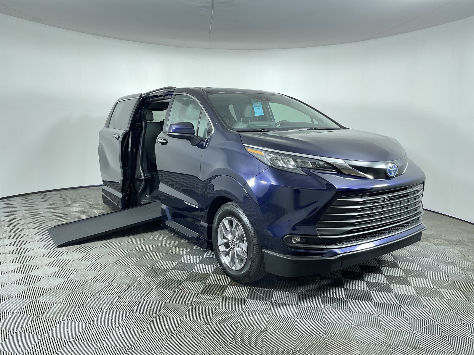 2025 Toyota Sienna FWD XLE Plus