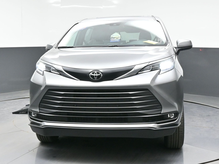 Grey Toyota Sienna image number 10