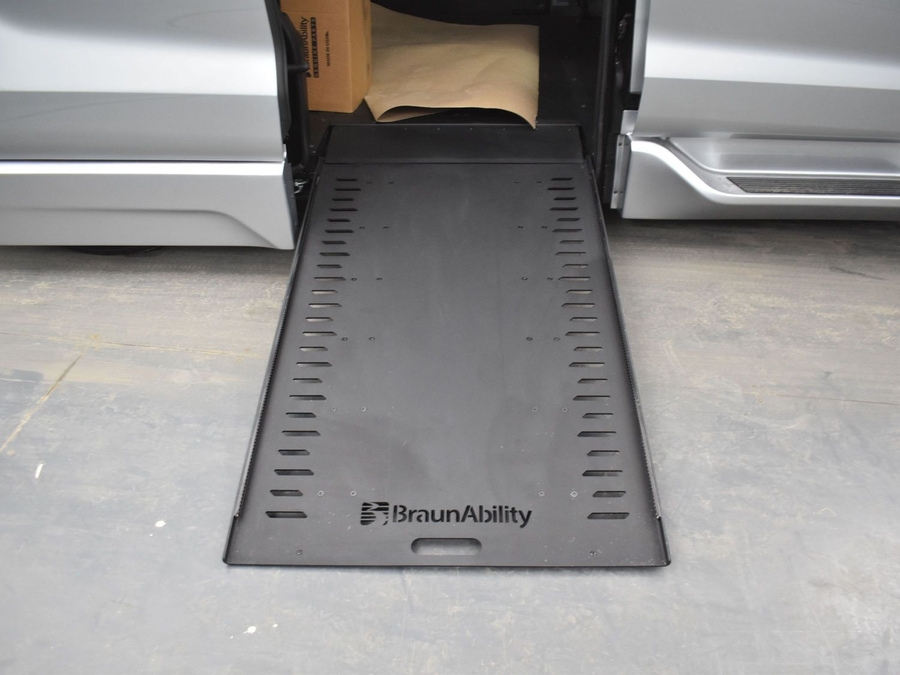 New 2025 Toyota Sienna Hybrid XSE Sport - BraunAbility Side Entry Entry In Floor Automatic Ramp