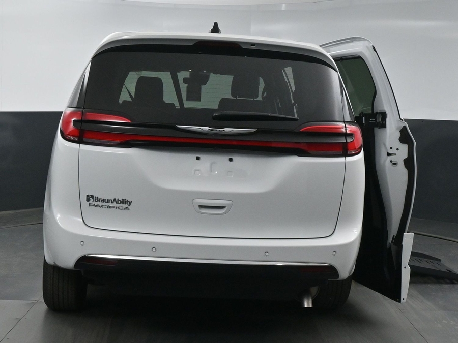 New 2025 Chrysler Pacifica Select Safety - BraunAbility Side Entry Entry Fold Out Automatic Ramp