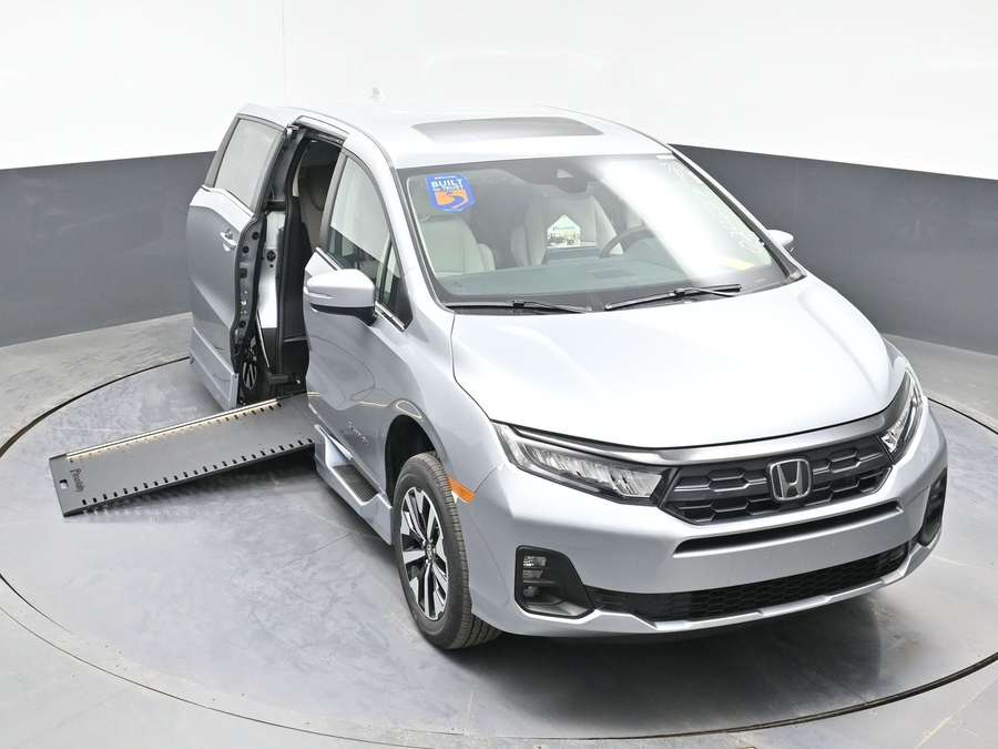 Silver Honda Odyssey image number 22