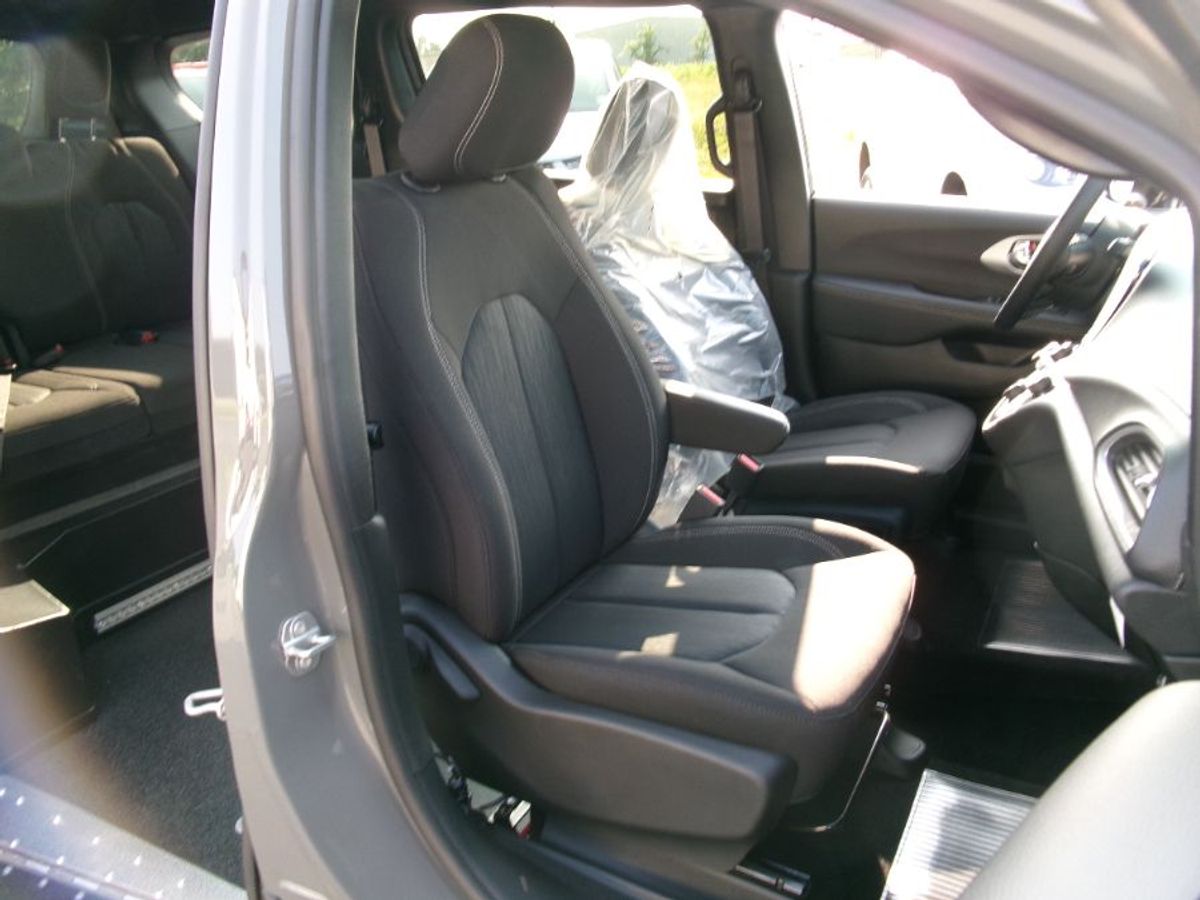 Grey Chrysler Pacifica image number 17