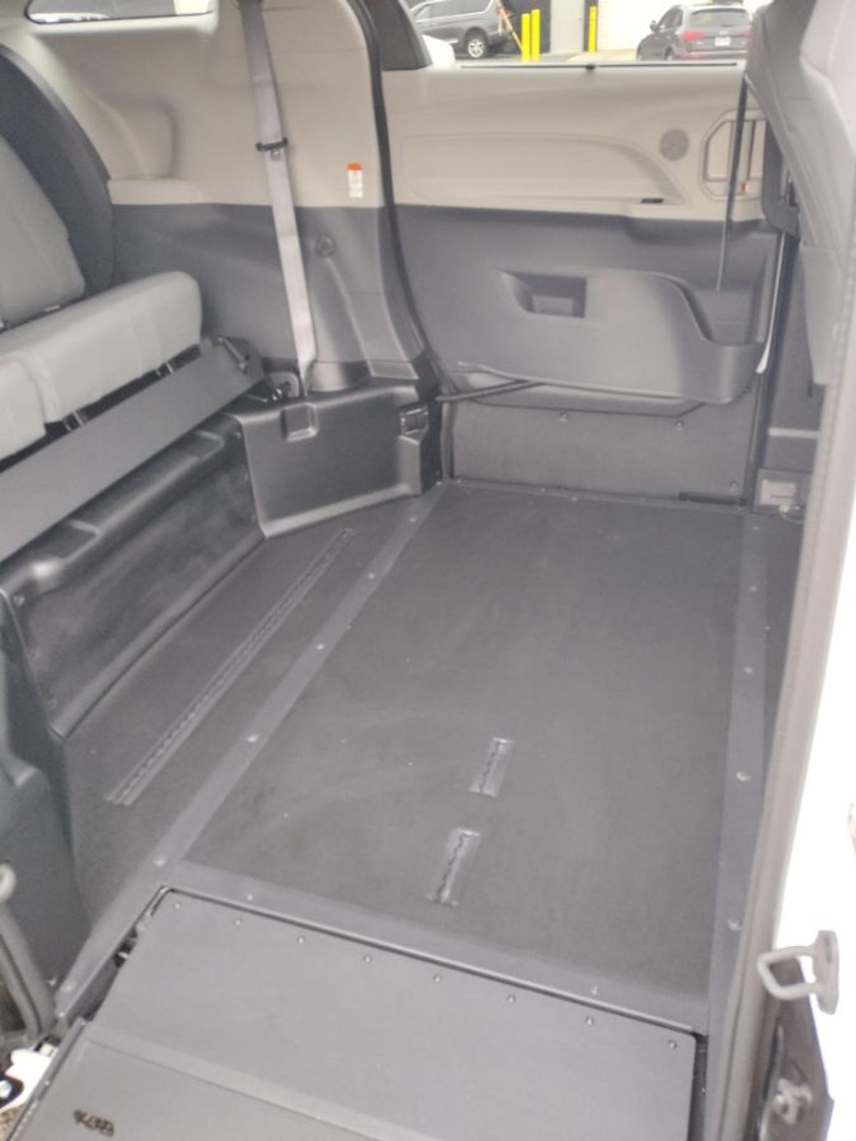 White Toyota Sienna image number 9
