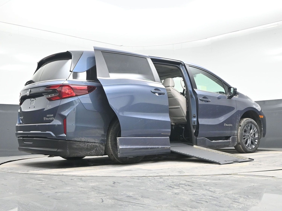 New 2026 Honda Odyssey Touring - BraunAbility Side Entry Entry In Floor Automatic Ramp