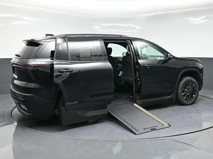 New 2026 Chevrolet Traverse 1LT Midnight - BraunAbility Side Entry In Floor Automatic Ramp