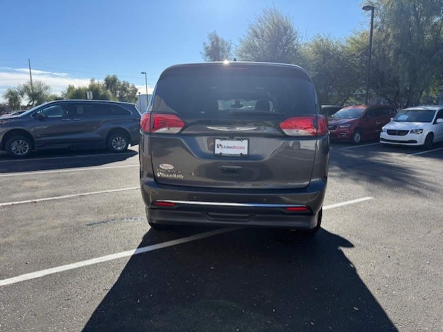 Used 2018 Chrysler Pacifica Touring L - BraunAbility Side Entry Entry Fold Out Automatic Ramp
