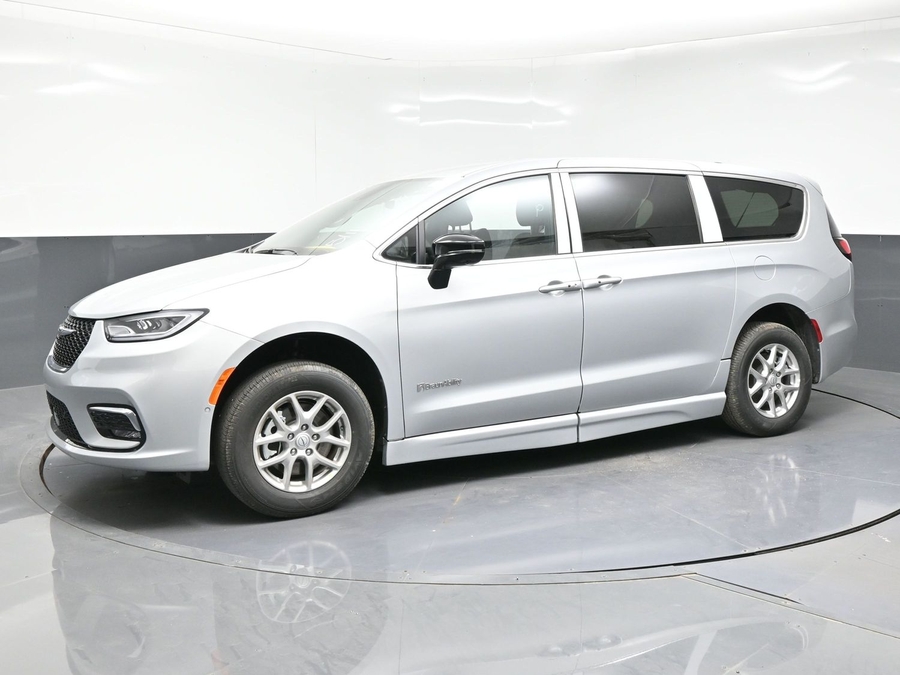 2026 Chrysler Pacifica Select's photo