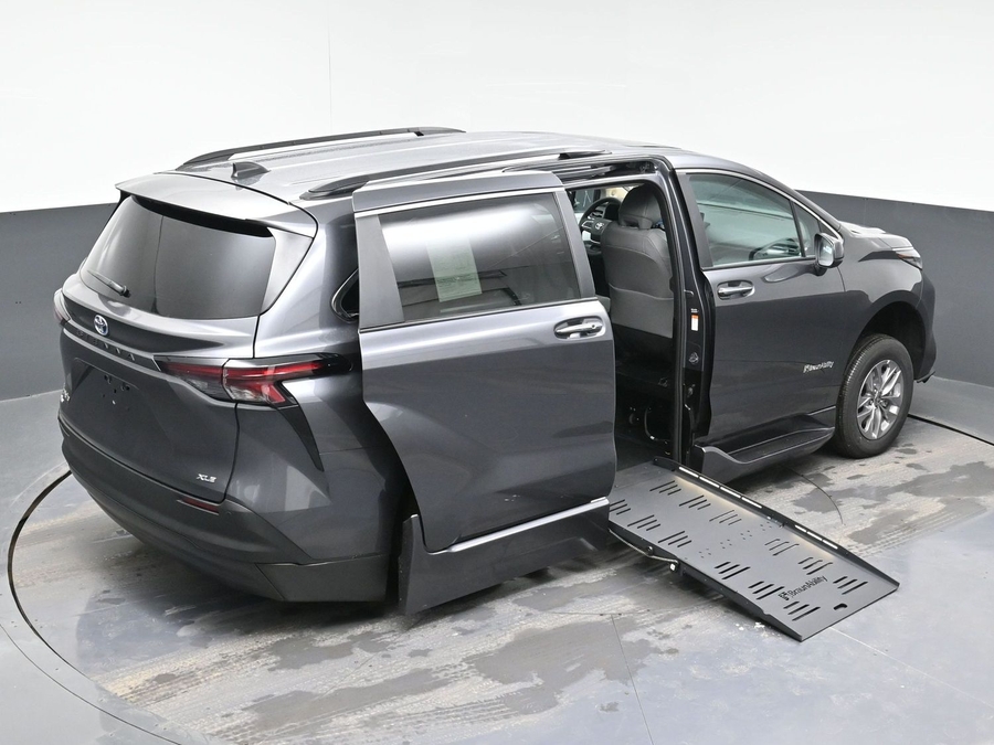 New 2025 Toyota Sienna Hybrid XLE Plus - BraunAbility Side Entry Entry Fold Out Automatic Ramp