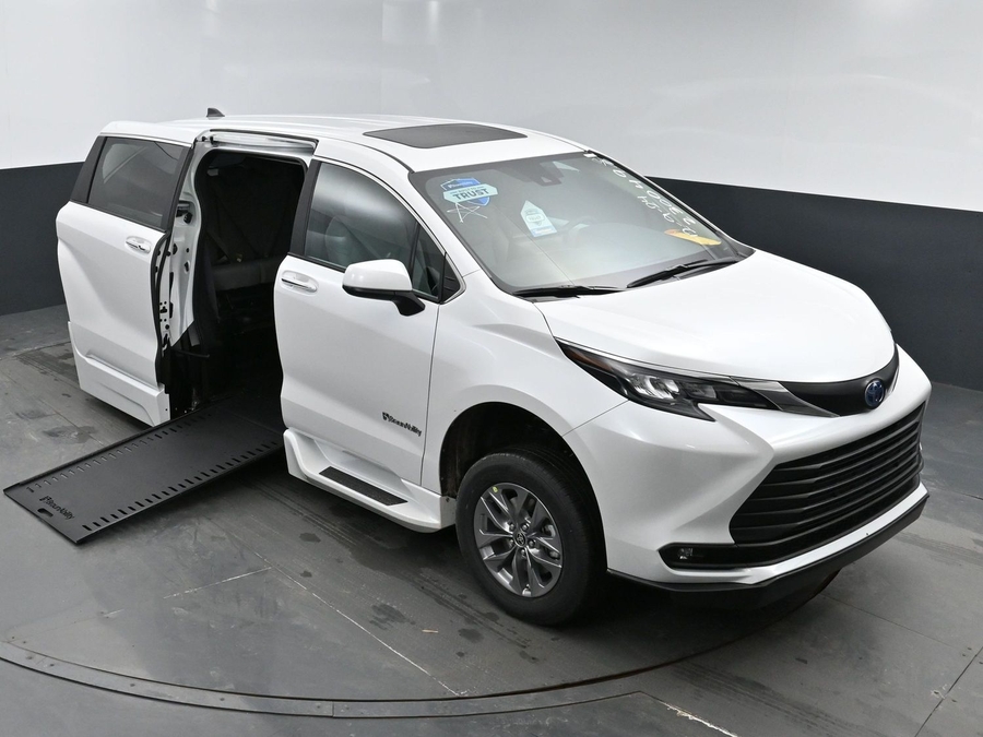 New 2025 Toyota Sienna Hybrid XLE Base - BraunAbility Side Entry Entry In Floor Automatic Ramp