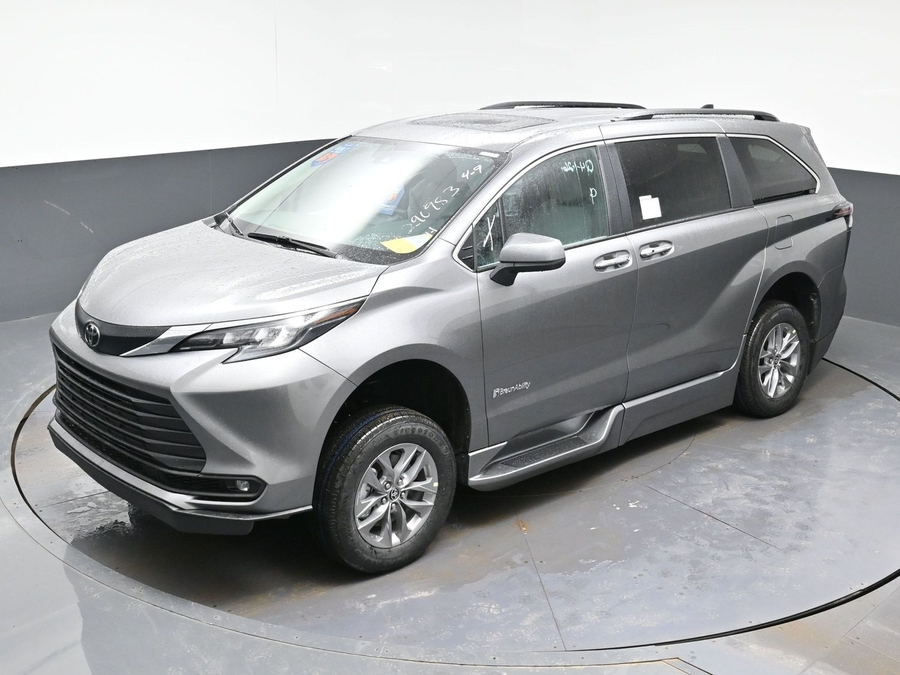 Grey Toyota Sienna image number 20