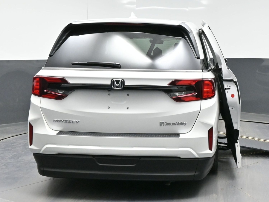 White Honda Odyssey image number 5
