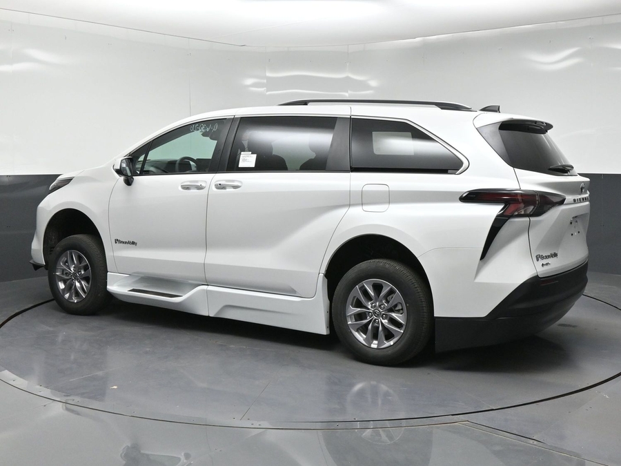 White Toyota Sienna image number 3