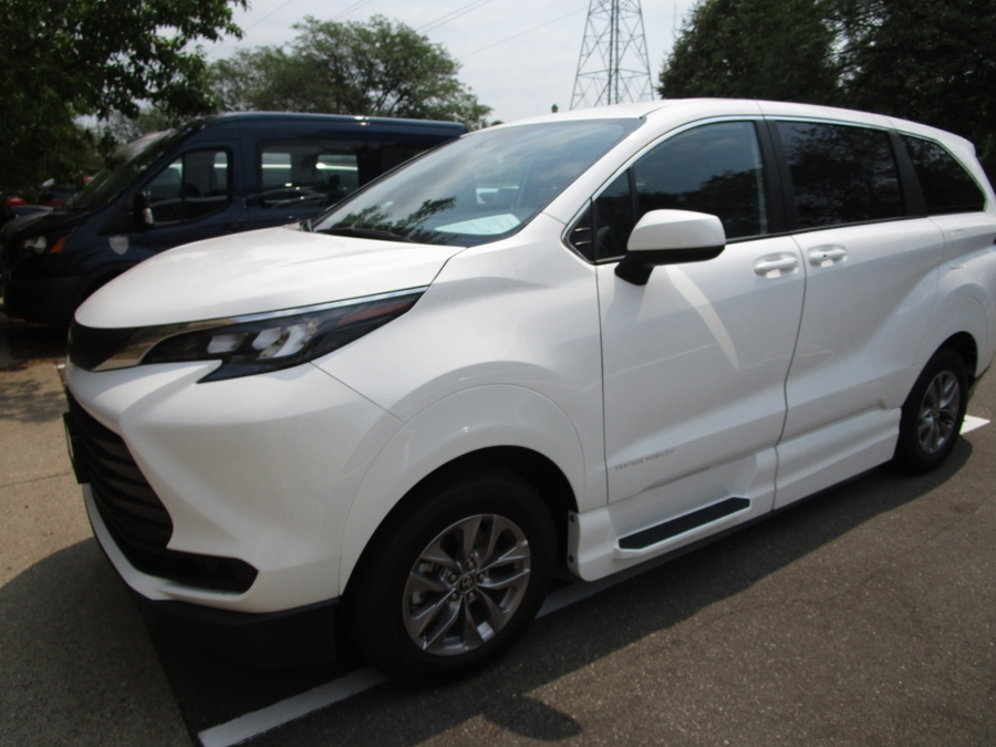 White Toyota Sienna image number 6