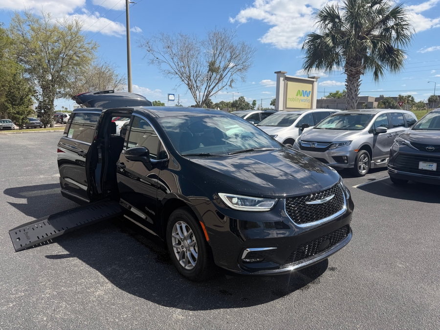 Black Chrysler Pacifica image number 1