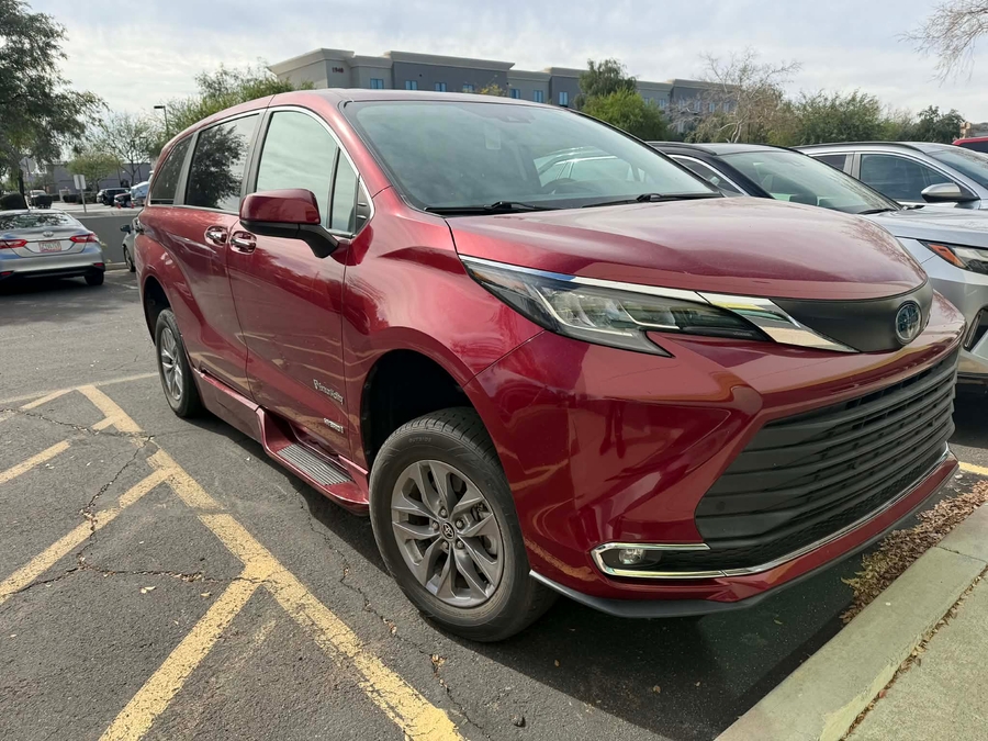 Used 2021 Toyota Sienna Hybrid XLE - BraunAbility Side Entry Entry Fold Out Automatic Ramp