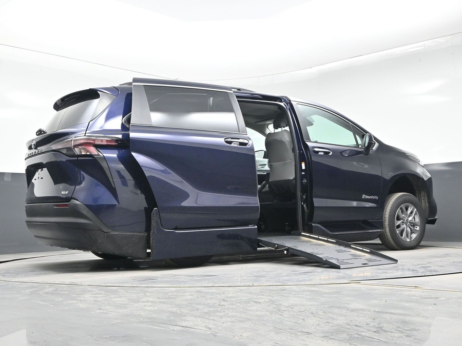 New 2026 Toyota Sienna Hybrid XLE Base - BraunAbility Side Entry Entry Fold Out Automatic Ramp